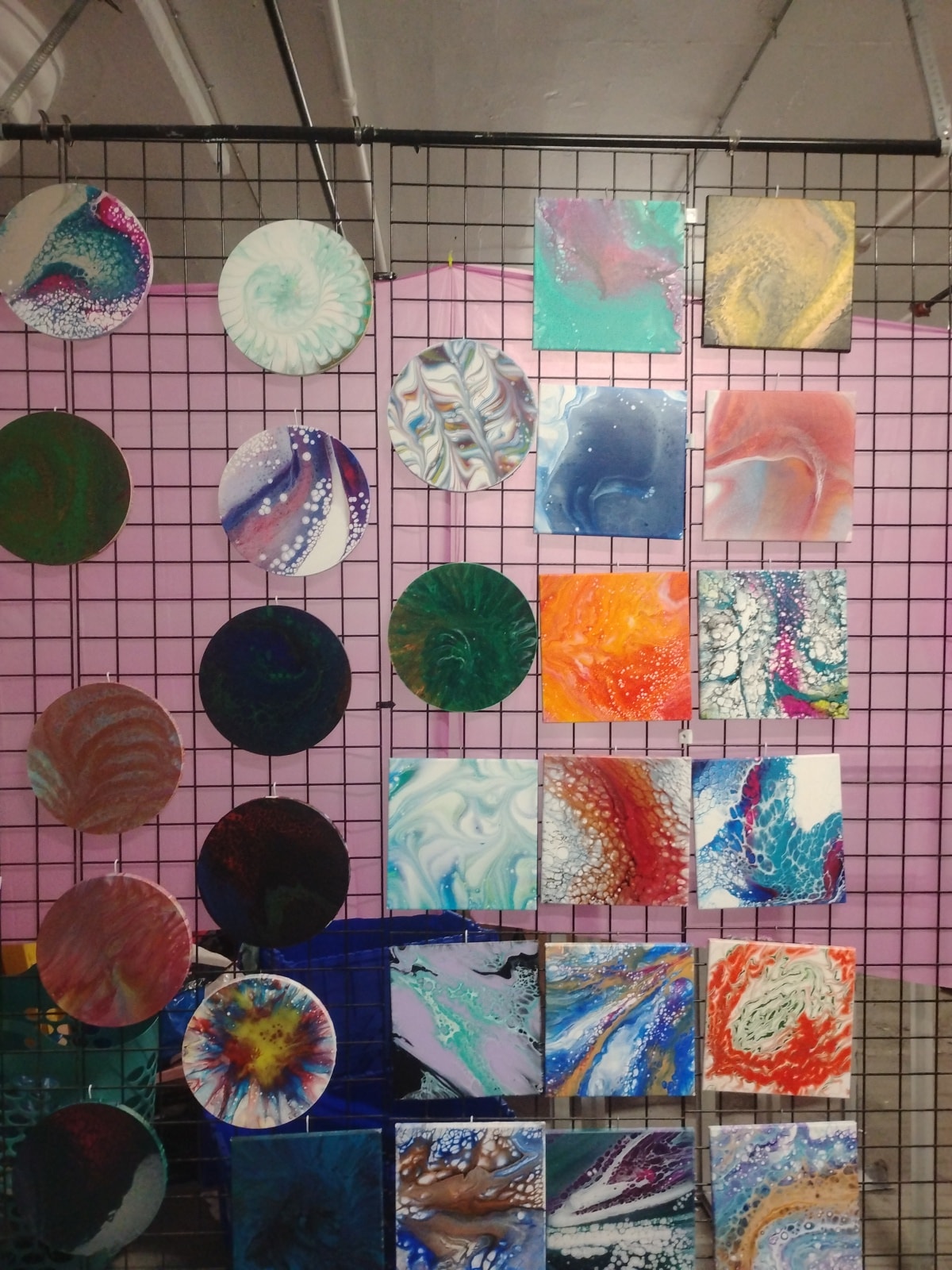 Round canvas paintings display
